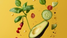 avocat, concombre, tomate et basilic sur un fond jaune
