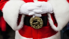 Père Noël avec les mains croisées