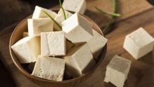 Petits cubes de tofu dans un petit bol en bois