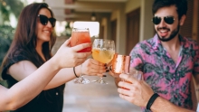 femmes et hommes en été avec un cocktail dans les mains