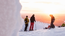 adultes en ski en plein hiver sur une montagne