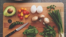 légumes et protéines sur une planche à découper en bois