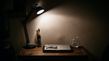 bureau de travail éclairé par une lampe
