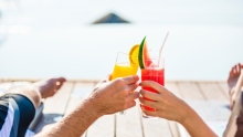 vacances sur le bord de l'eau avec cocktails