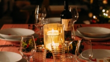 repas sur la table avec bouteille de vin et bougie
