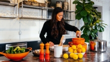 femme cuisinant dans une cuisine moderne