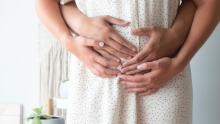femme enceinte, nausées, mains sur le ventre enceinte