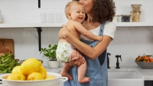 Maman avec bébé dans les bras