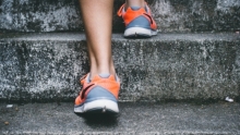 individu montant les escaliers avec ses souliers de sport