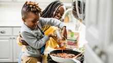 mère avec son fils souriants et cuisinant