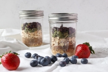 gruau à assembler avec graines, fruits séchés, bleuets et fraises