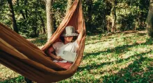 Femme qui dort dans un hamac - Woman sleeping in hammock