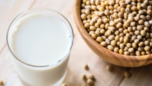 verre de lait de soya avec graines de soya