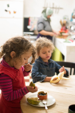 deux fillettes qui goûtent à des fruits