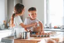 Enfants cuisinant biscuits - Children baking cookies