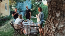 Gens à un barbecue