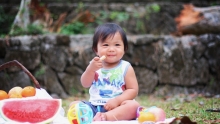 enfant qui mange lors d'un picnic