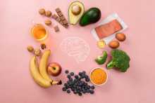 Aliments pour le cerveau devant fond rose - Brain foods on pink background