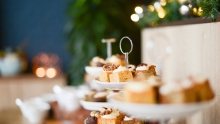 petits gâteaux sur plateaux