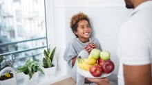 Enfant recevant une collation saine