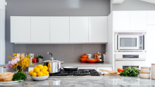 Une cuisine avec plusieurs accessoires de cuisine