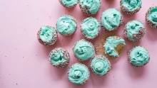 cupcakes turquoises avec confettis 