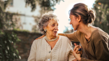 une dame vivant sa retraite en santé 