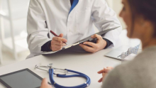 Mains d'un médecin sur un clavier d'ordinateur