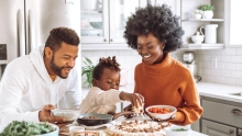 famille qui cuisine