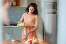 Femme jus vert détox - Woman green detox juice