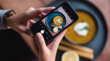 Un client qui prend une photo de son plat sur notre application