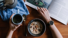 déjeuner thé main avec une montre et livre