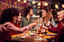 Group of friends enjoying night out - Amis autour d'un souper faisant un toast