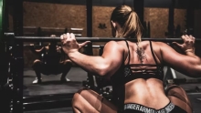 femme qui lève des poids au gymnase