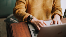 Diététiste qui travaille sur son laptop