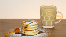 crêpes avec sirop d'érable et un latte