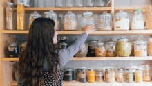 pots d'ingrédients secs dans un garde-manger 