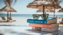 Pile de livres avec vue sur la mer 