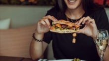 Dame qui mange un sandwich en pleine conscience au restaurant