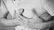 homme avec les mains sur le torse à cause de reflux gastriques