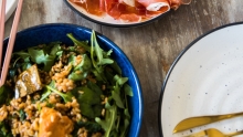 Salade de roquette et prosciutto sur une table