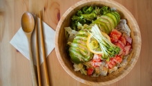 bol de salade avec ustensils