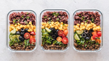 Trois contenants de salades préparés à l'avance