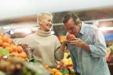 Couple séniors au marché - Senior couple at the market