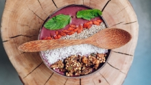 bol de smoothie avec baies de goji, menthe et grains