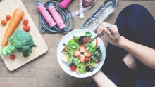 salade légumes corde à sauter et bouteille d'eau