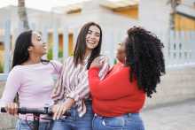 Jeunes femmes peau et corps différents - Women with different body types and skin color