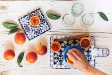 Main pressant une orange sanguin - Hand preparing blood orange