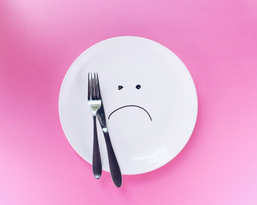 assiette triste rose