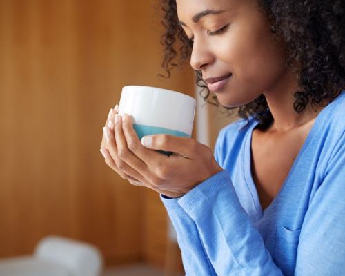 Femme qui savoure un café